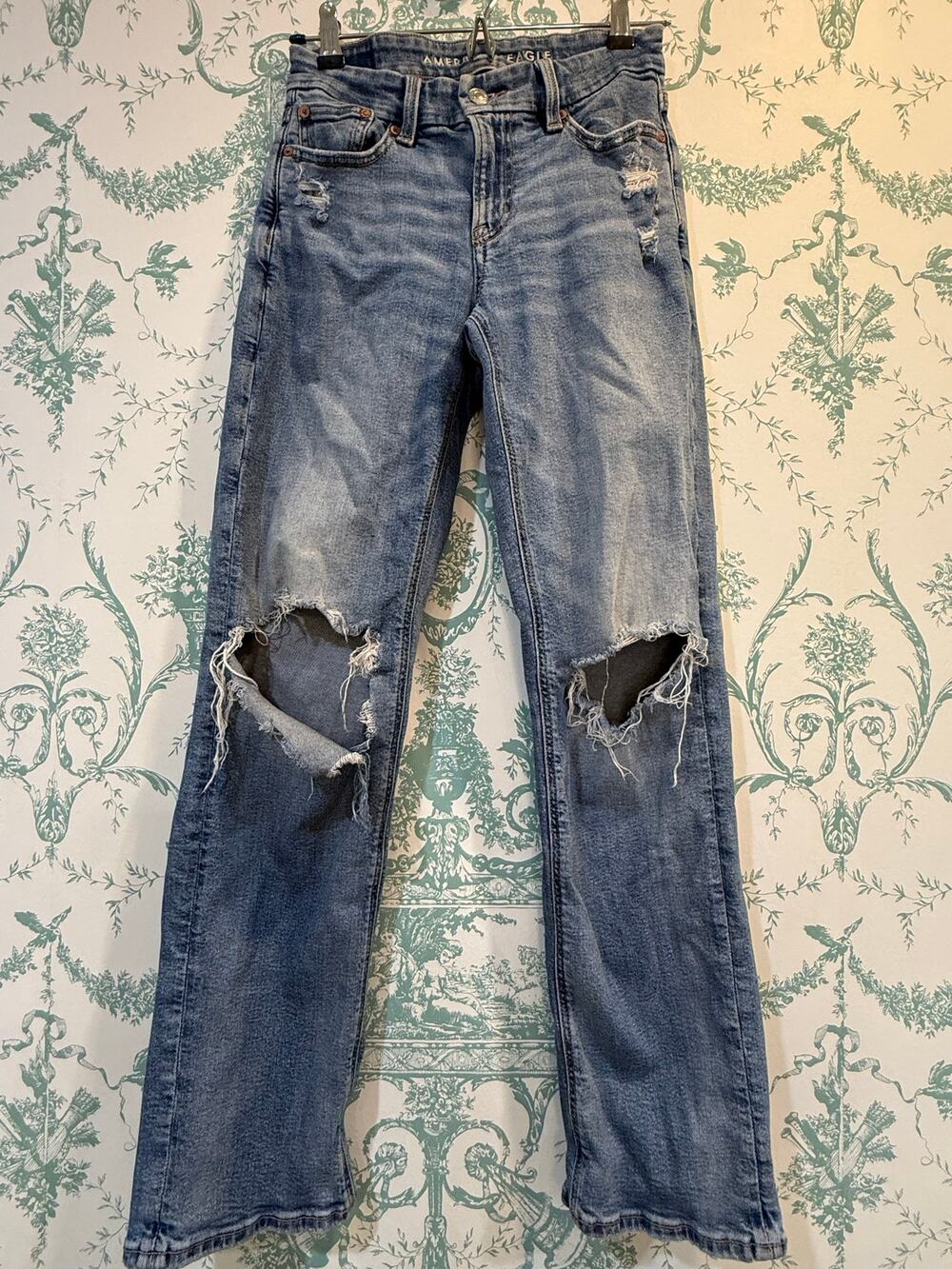⁠American Eagle Curvy Straight Stretch High Rise Ripped Knee Jeans - Sz 0 Reg